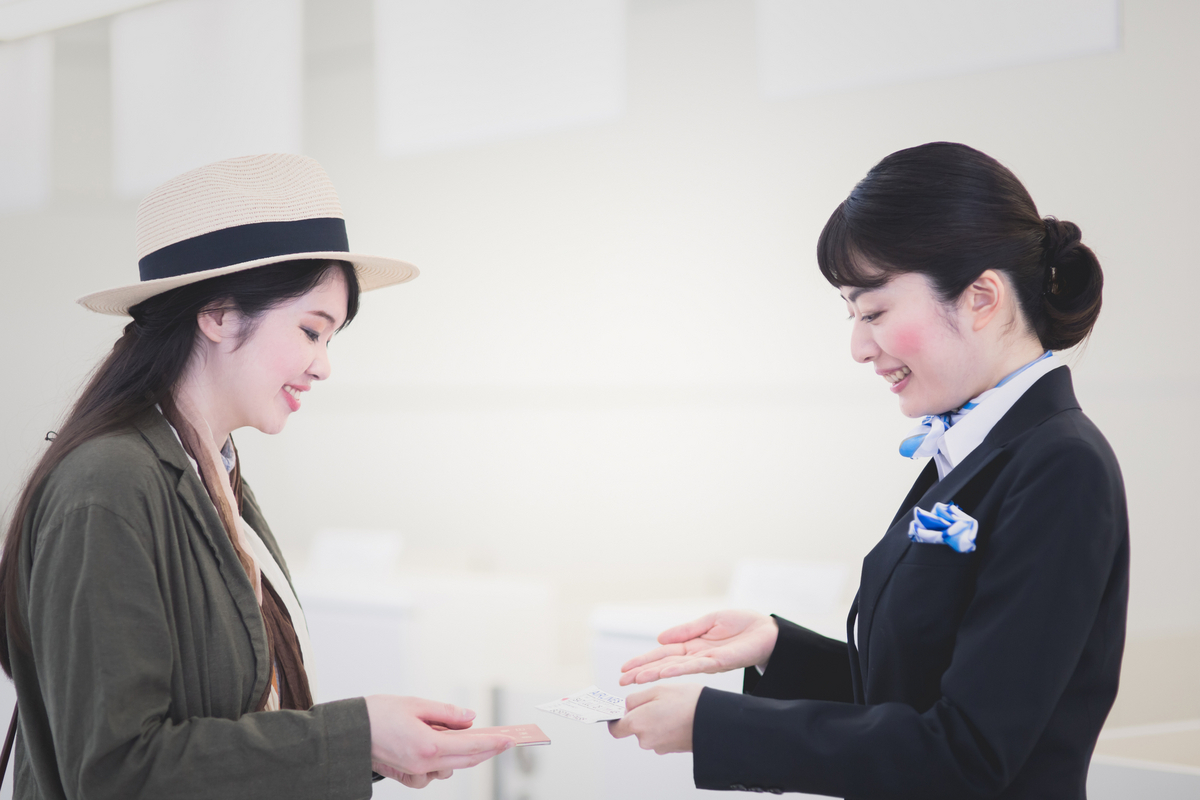 案内するスタッフ