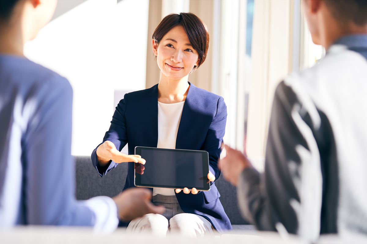 プレゼンをする女性