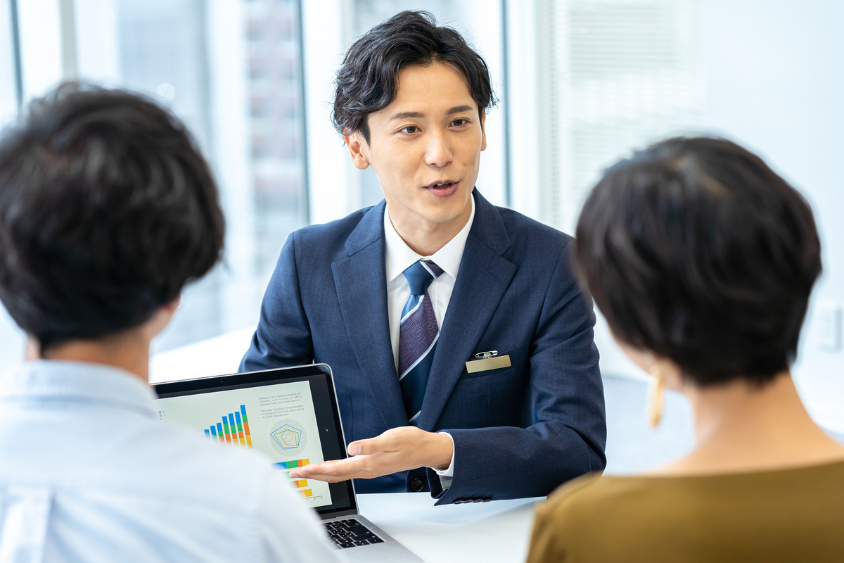 プレゼンをする男性