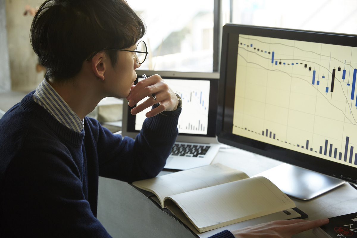トレーダーとは？仕事内容や必要な資格を解説 - スタンバイplus(プラス)｜仕事探しに新たな視点と選択肢をプラスする