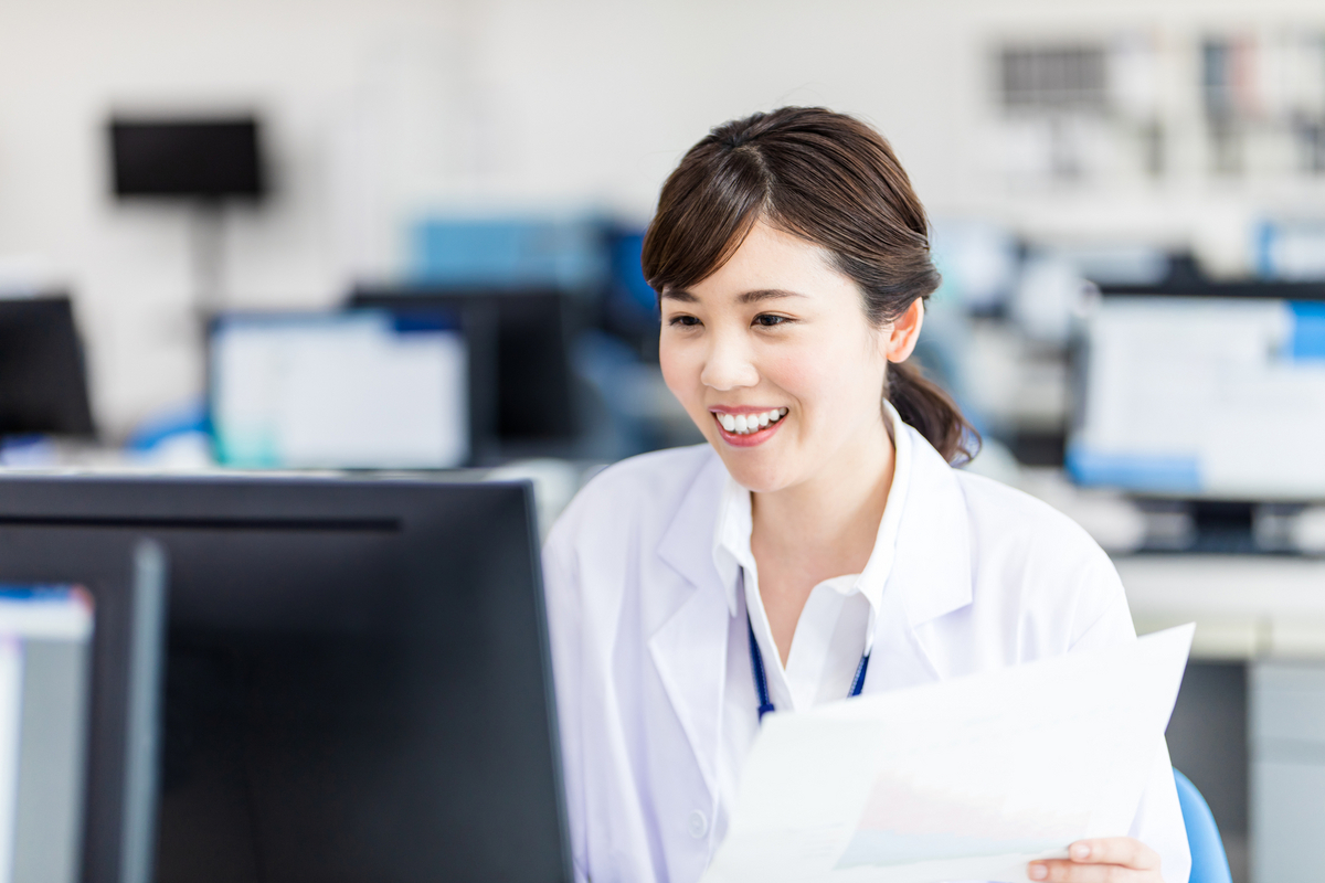 パソコンを操作する白衣の女性