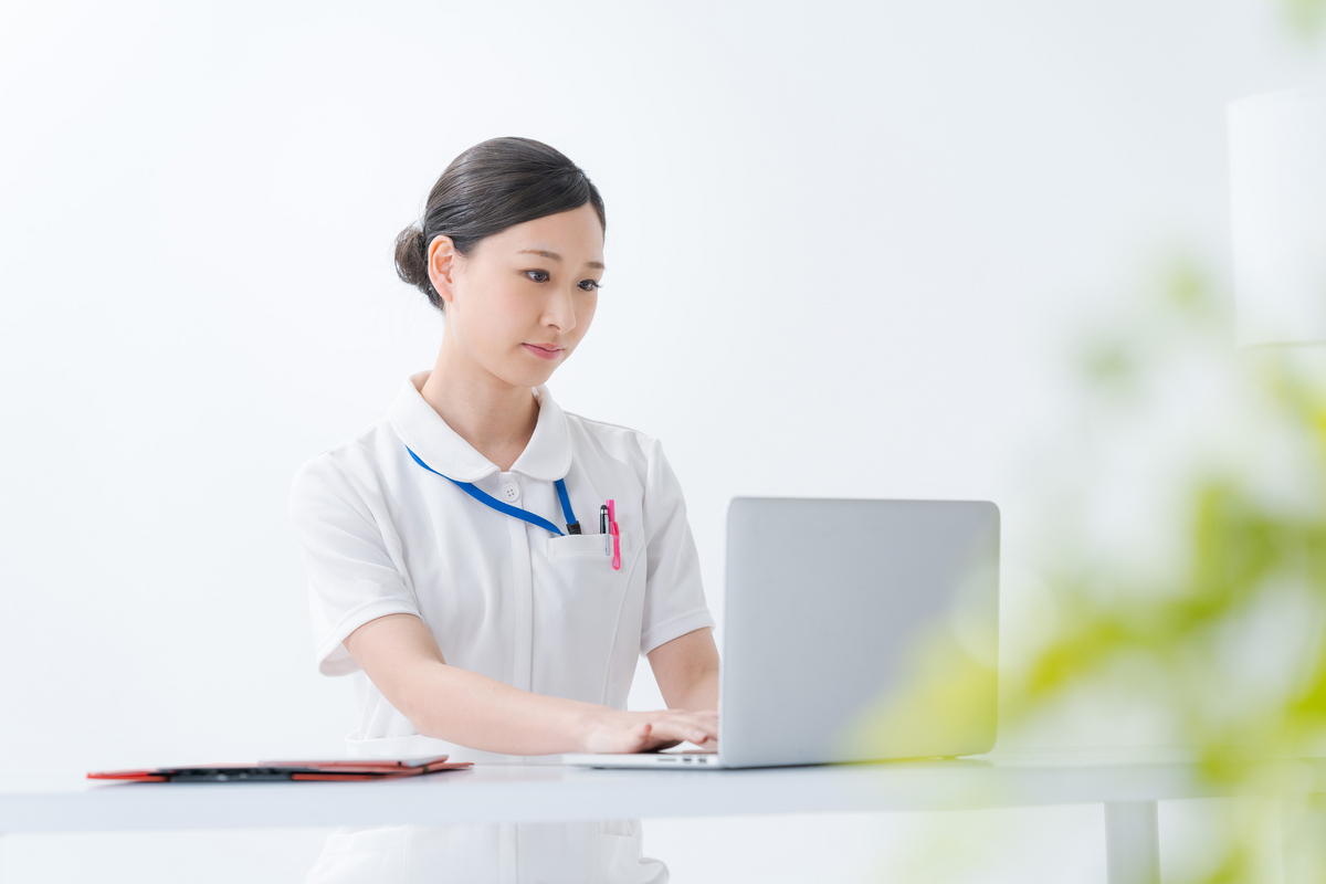 パソコンを操作する白衣の女性