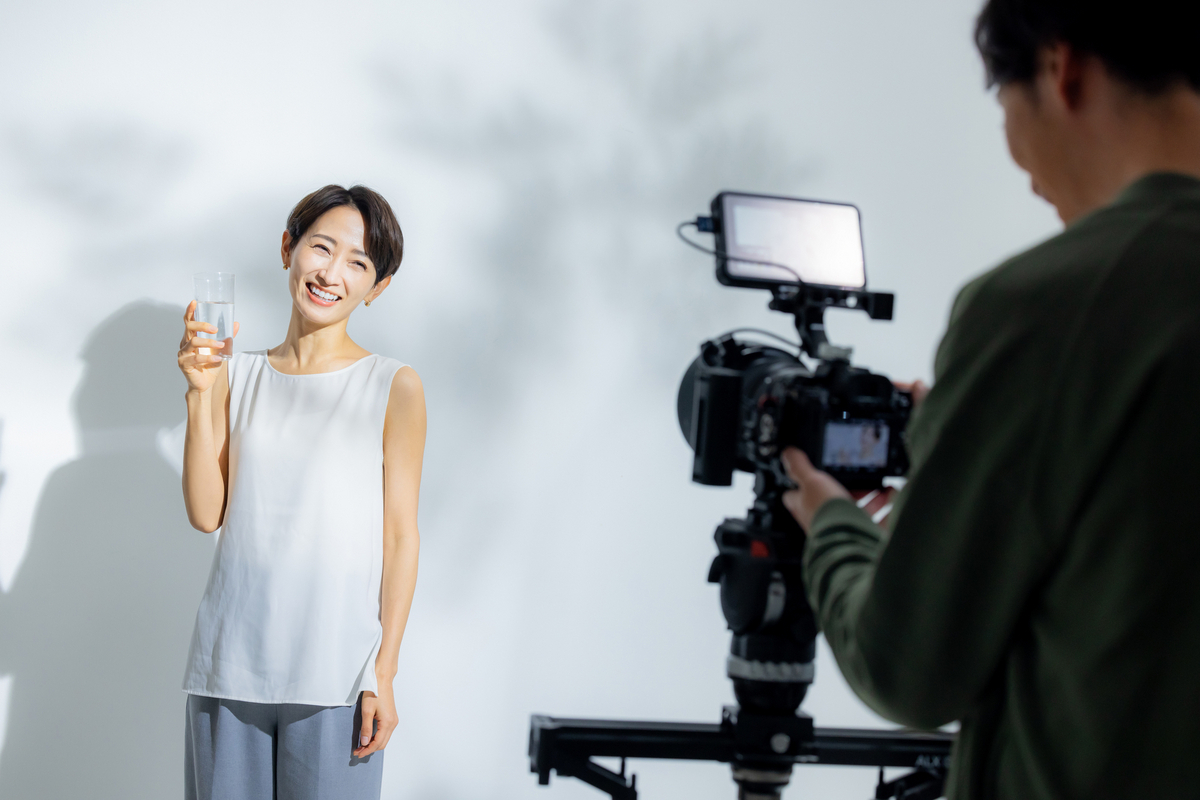 女性を撮影する