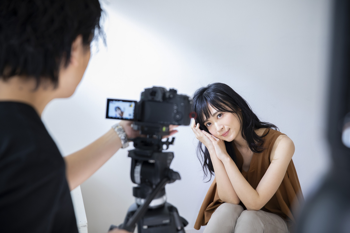 女性を撮影する