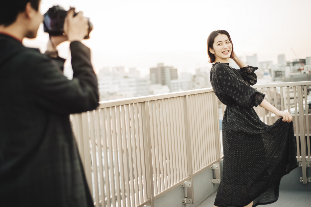 女性モデルを撮影する