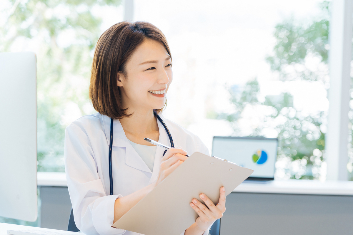 笑顔で問診をする女性