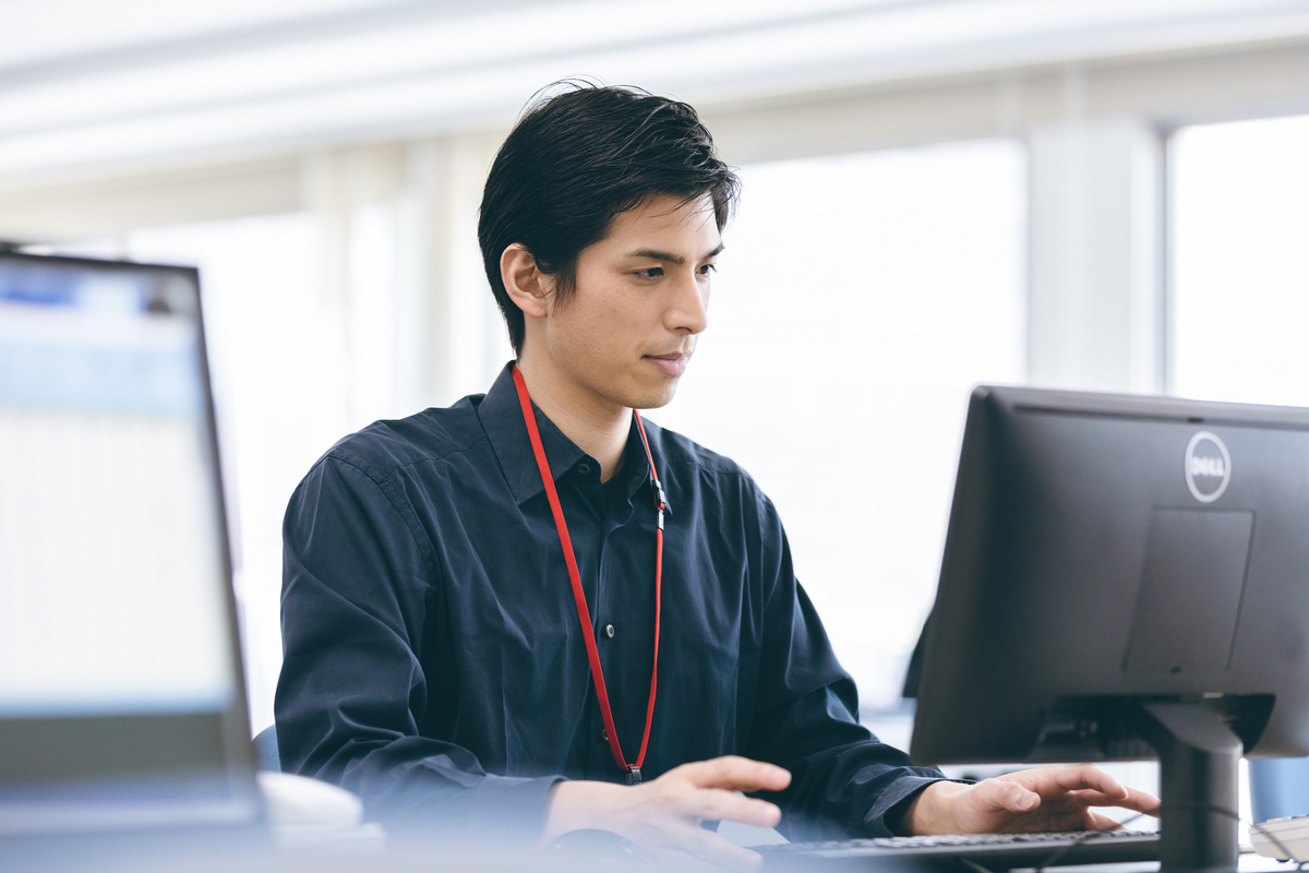 パソコンに向かって作業をする男性
