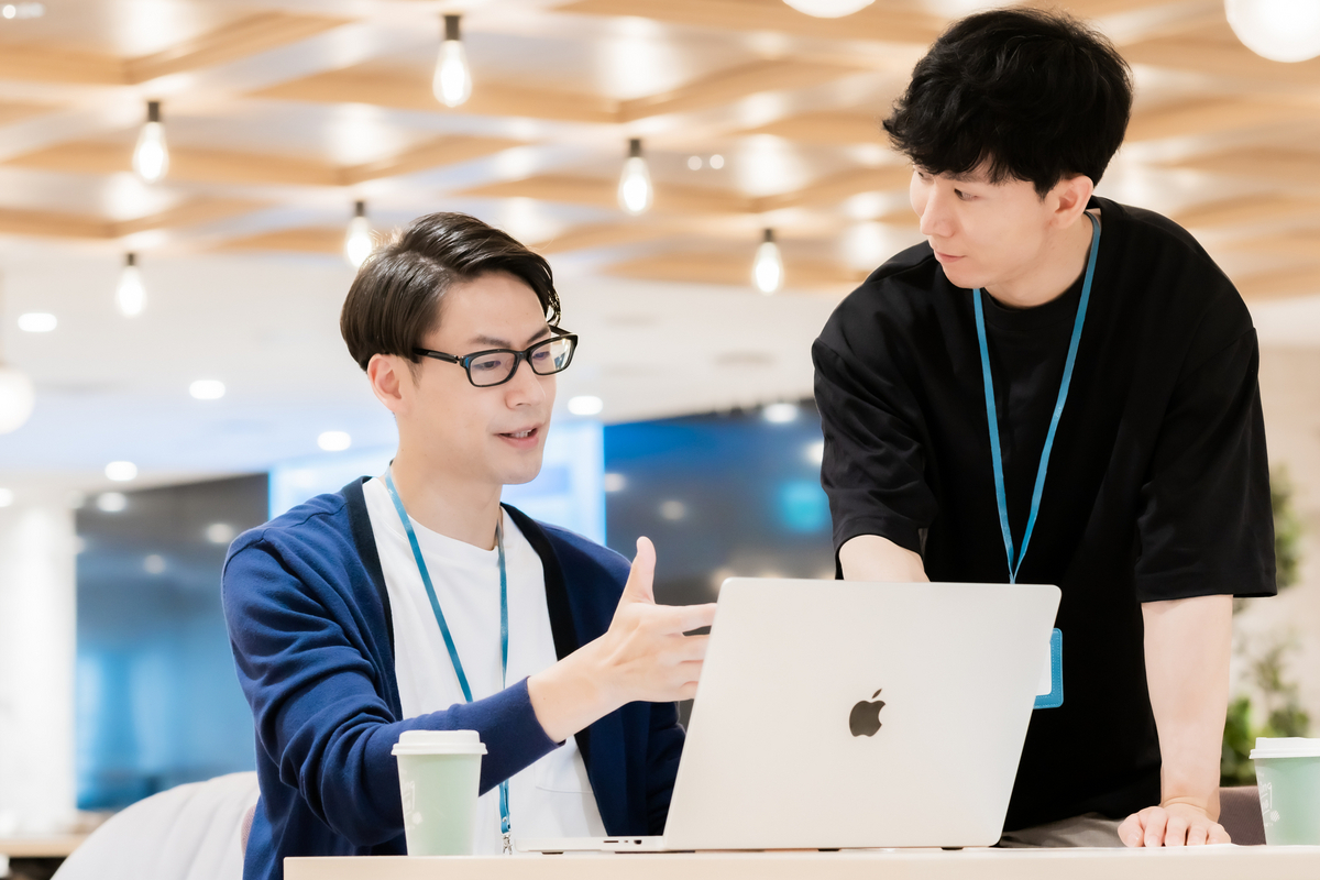 パソコンを見ながらの打ち合わせ