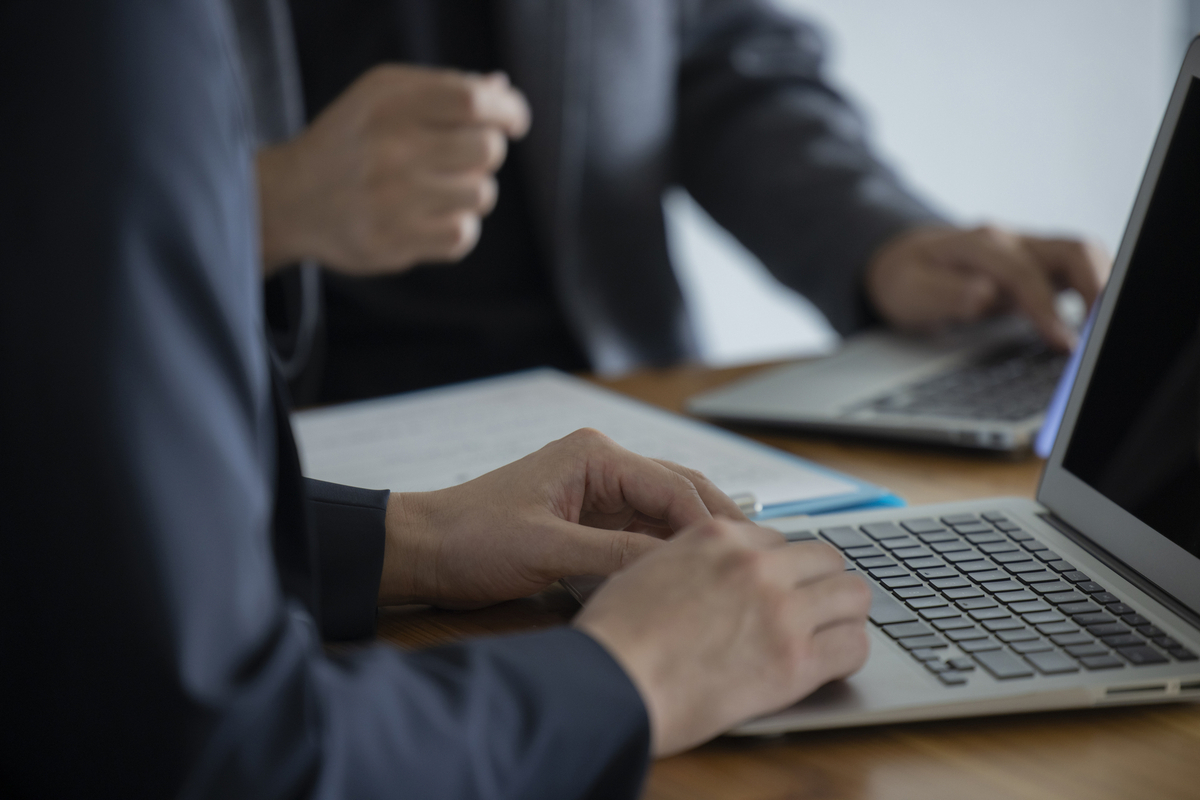 パソコンを操作しながらの打ち合わせ