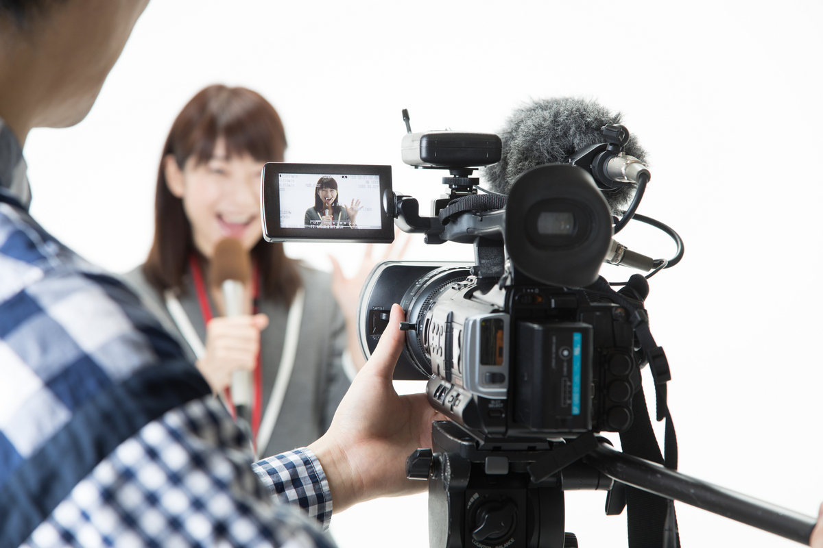 カメラの前で話すアナウンサー