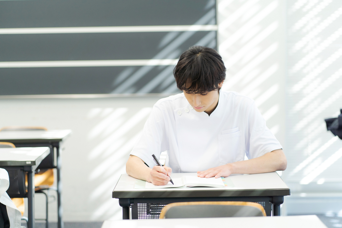 勉強する白衣の男性