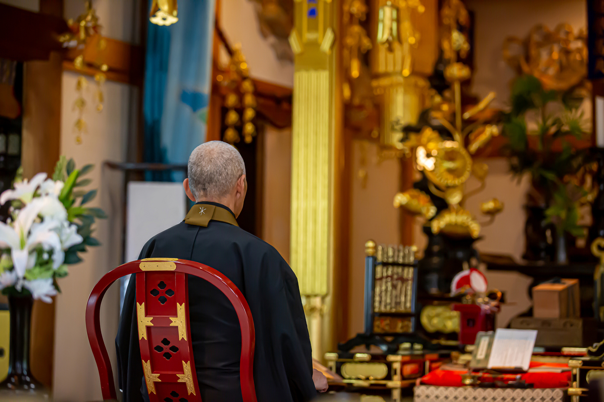 寺院で働く僧侶
