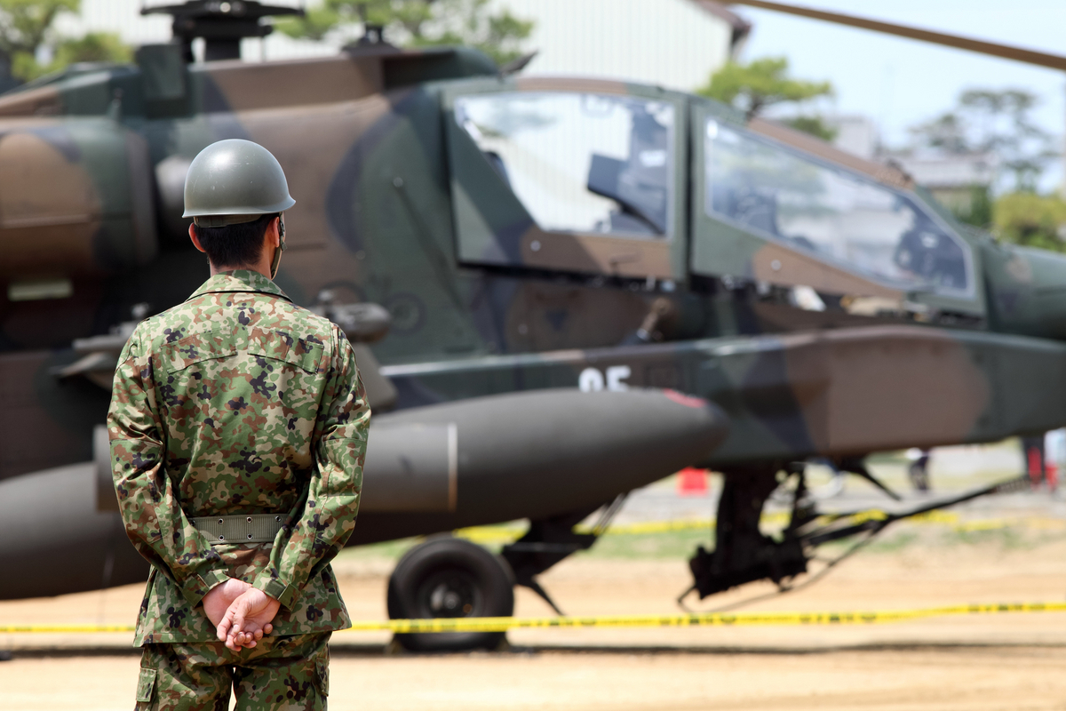 ヘリの前に立つ自衛官