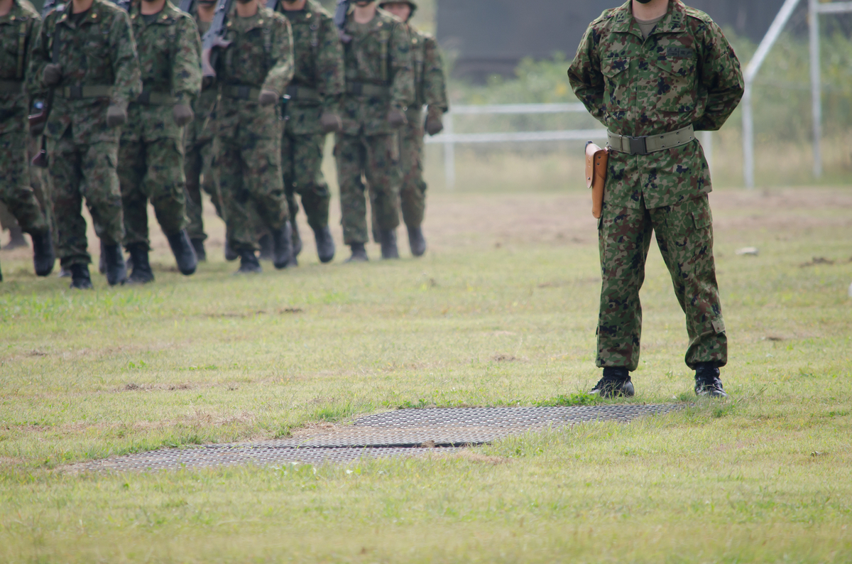 訓練する自衛隊員