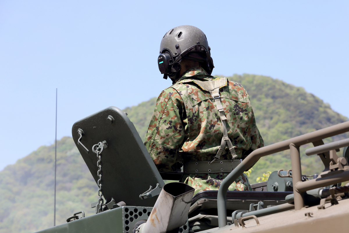 戦車に乗っている自衛隊員