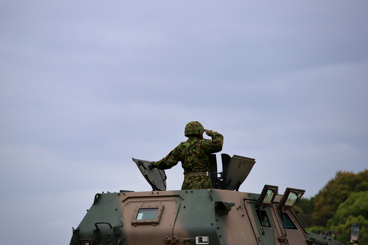 戦車に乗っている自衛官