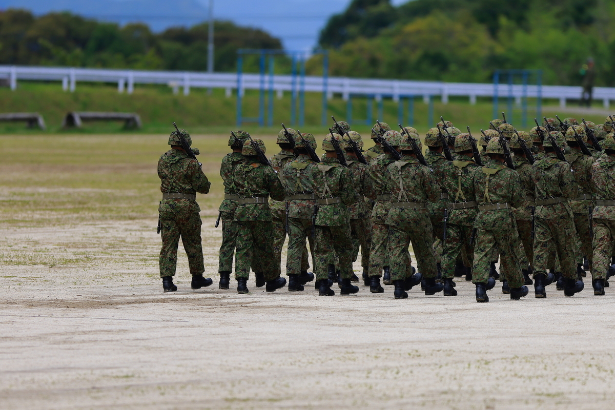 自衛隊の歩行訓練