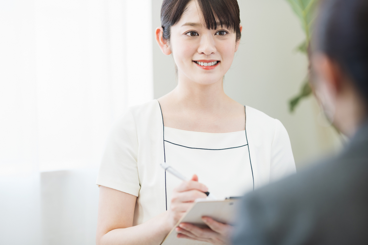 エステでカウンセリングをする女性