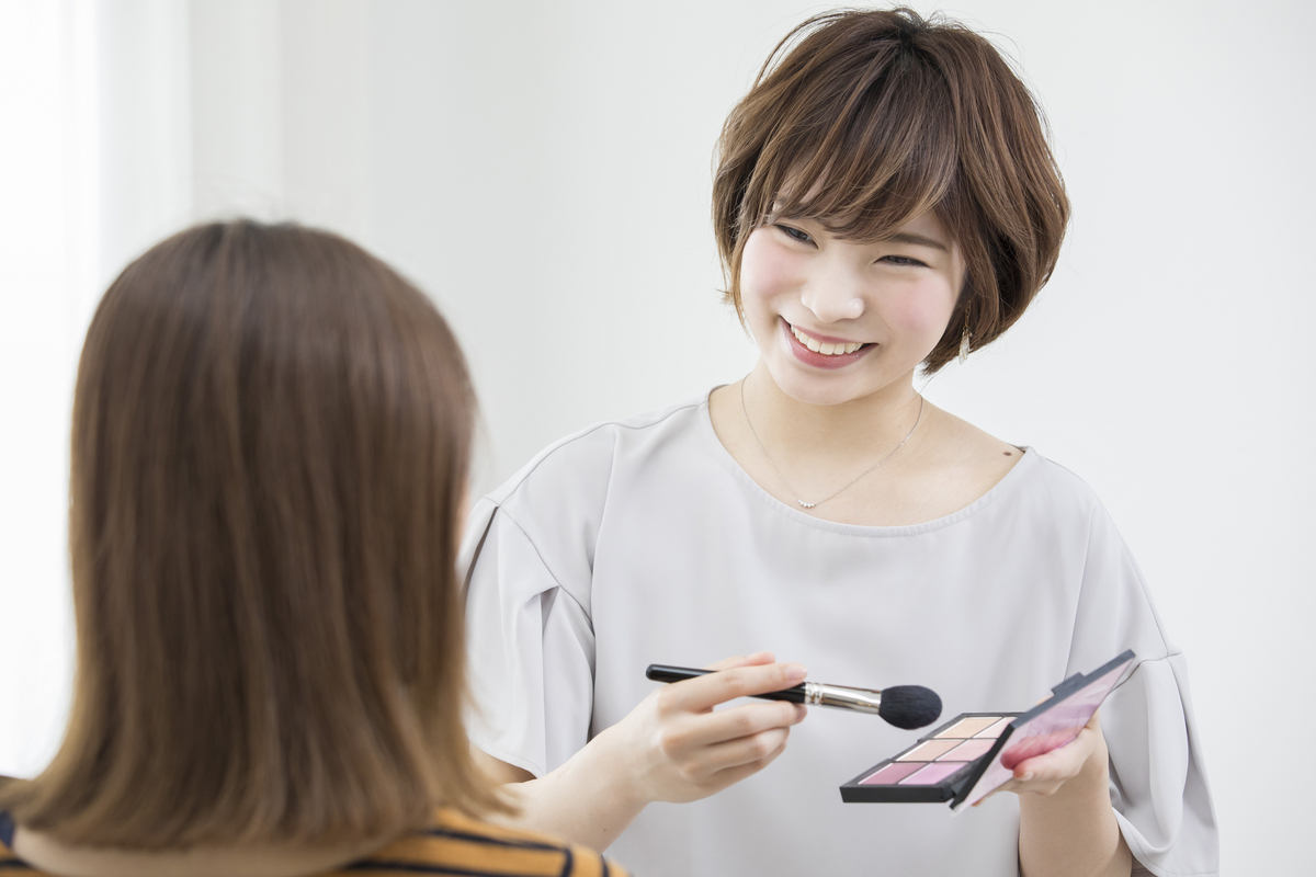 メイクをする女性