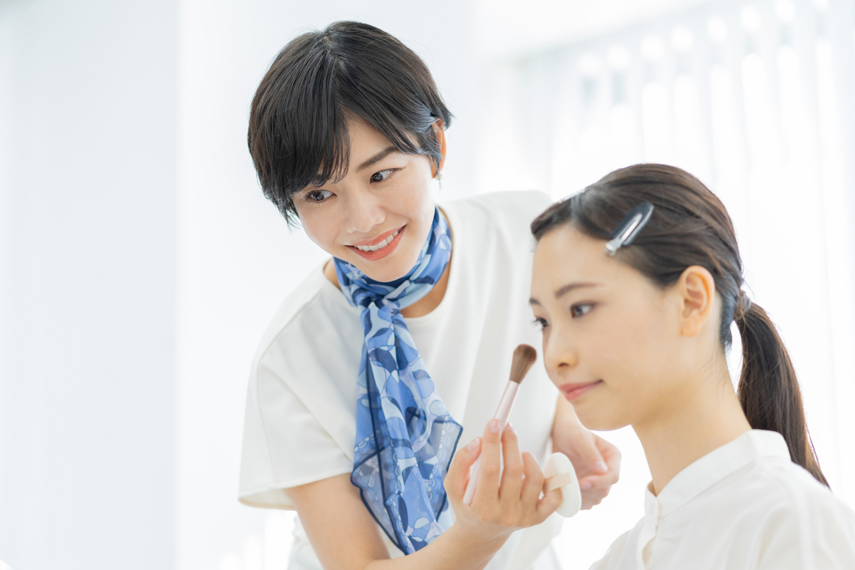 メイクをする女性