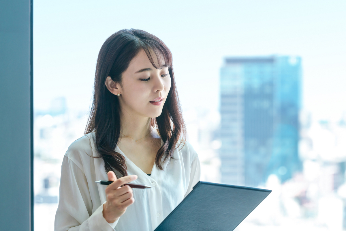 アンケートに書き込む女性