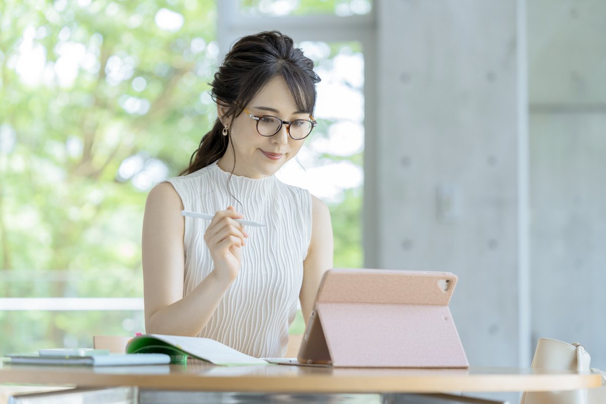 タブレットを操作する女性