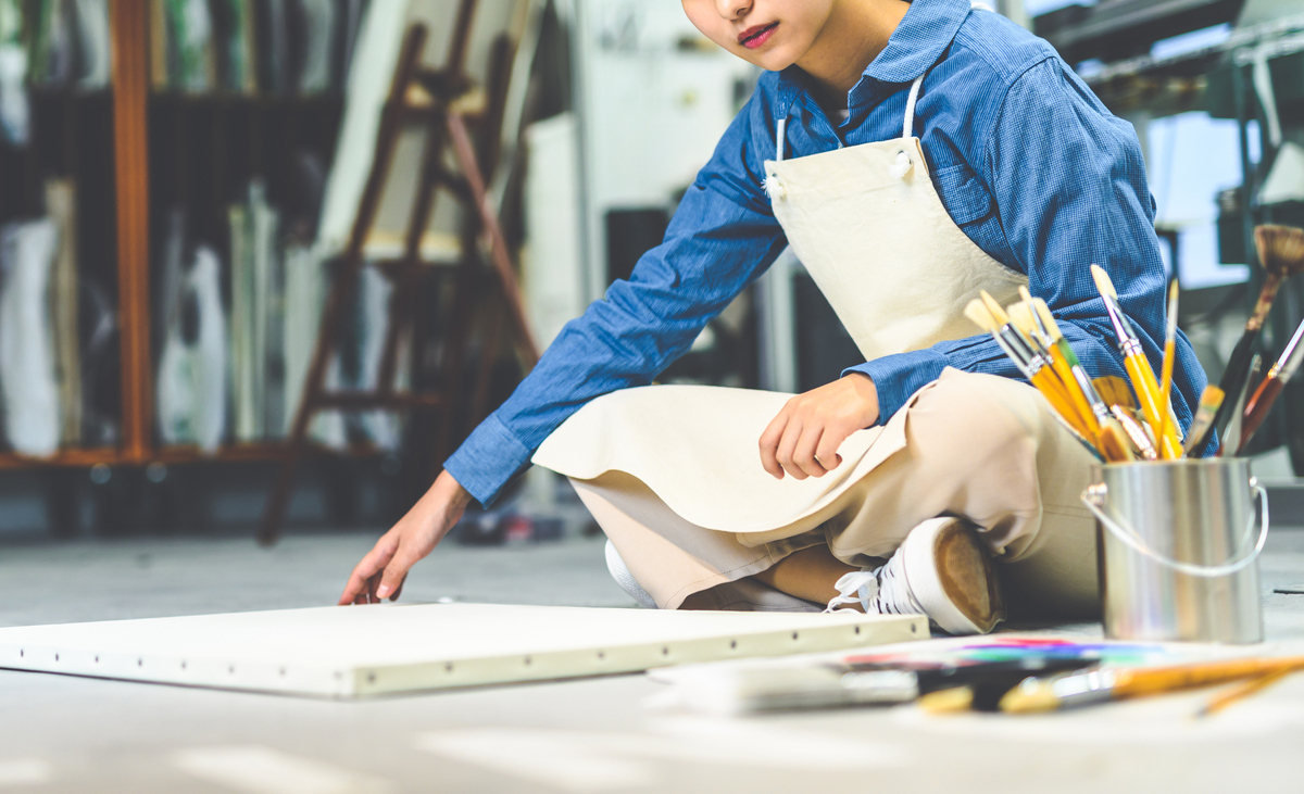 アトリエで絵を描く画家