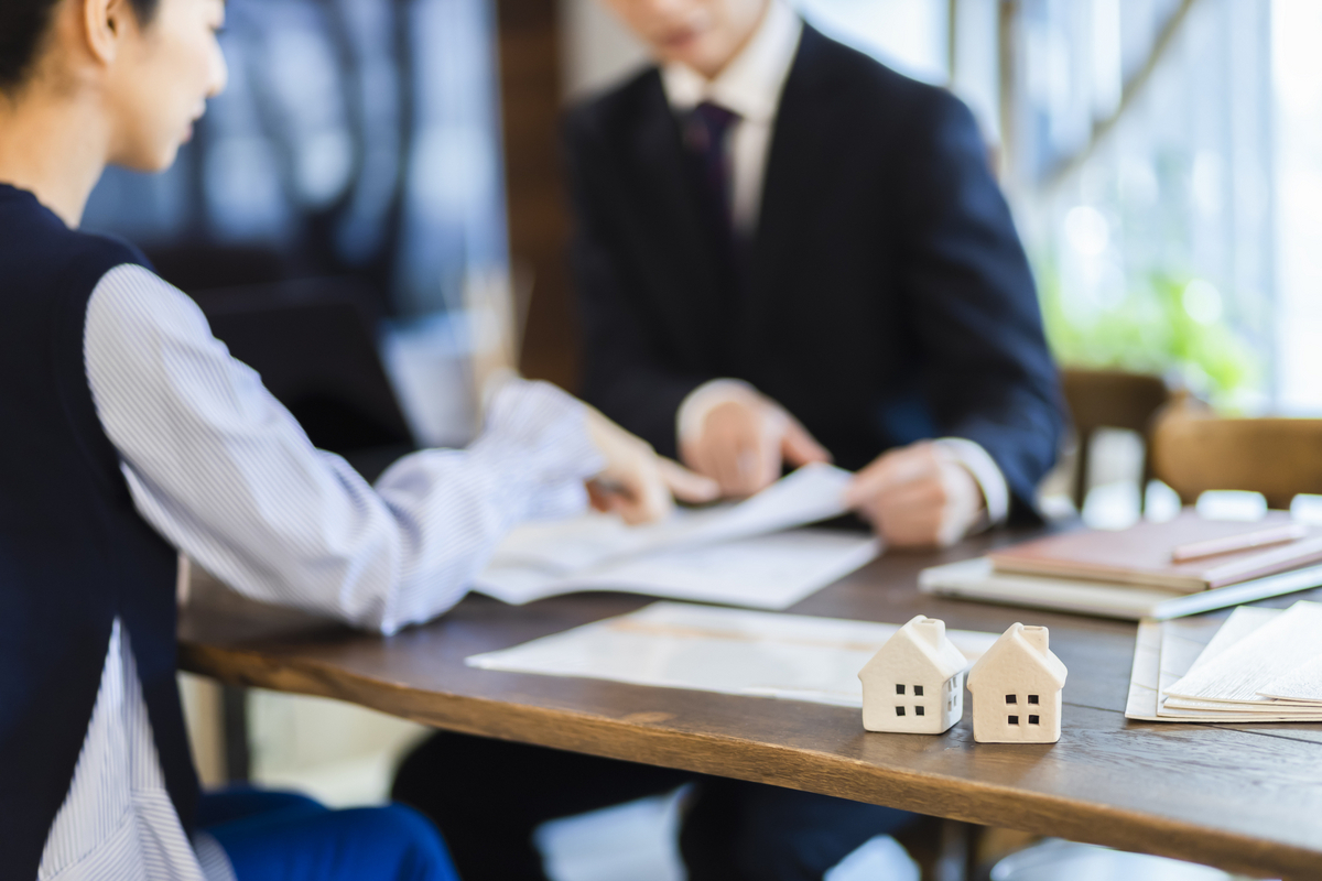 打ち合わせをする不動産業者