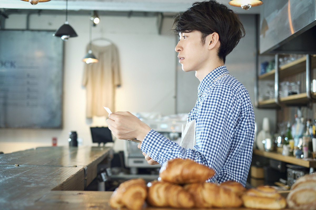 カフェで働く男性