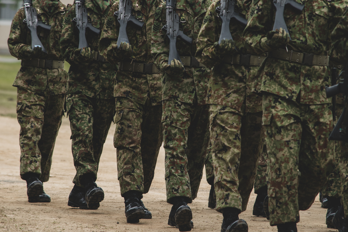 行進する自衛隊