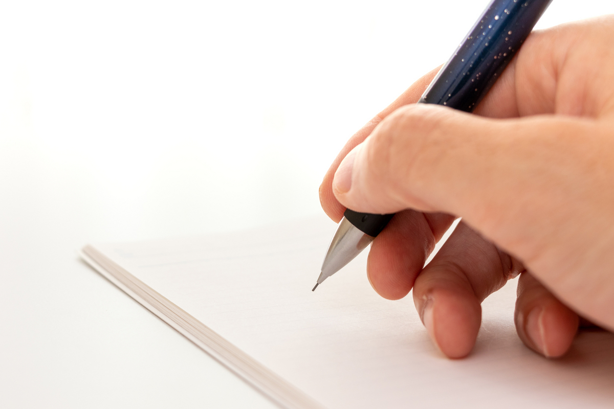 ノートに書く手元