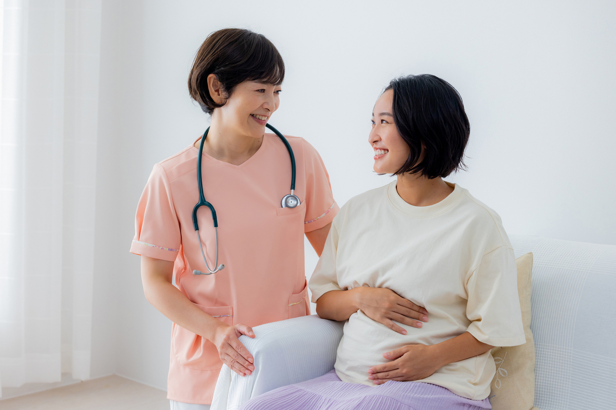 妊婦と話す看護師