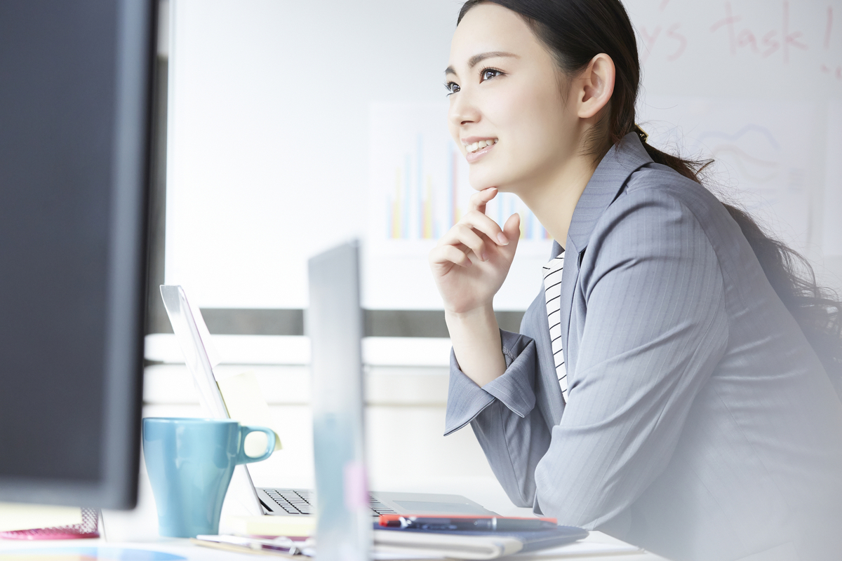 考え事をする女性