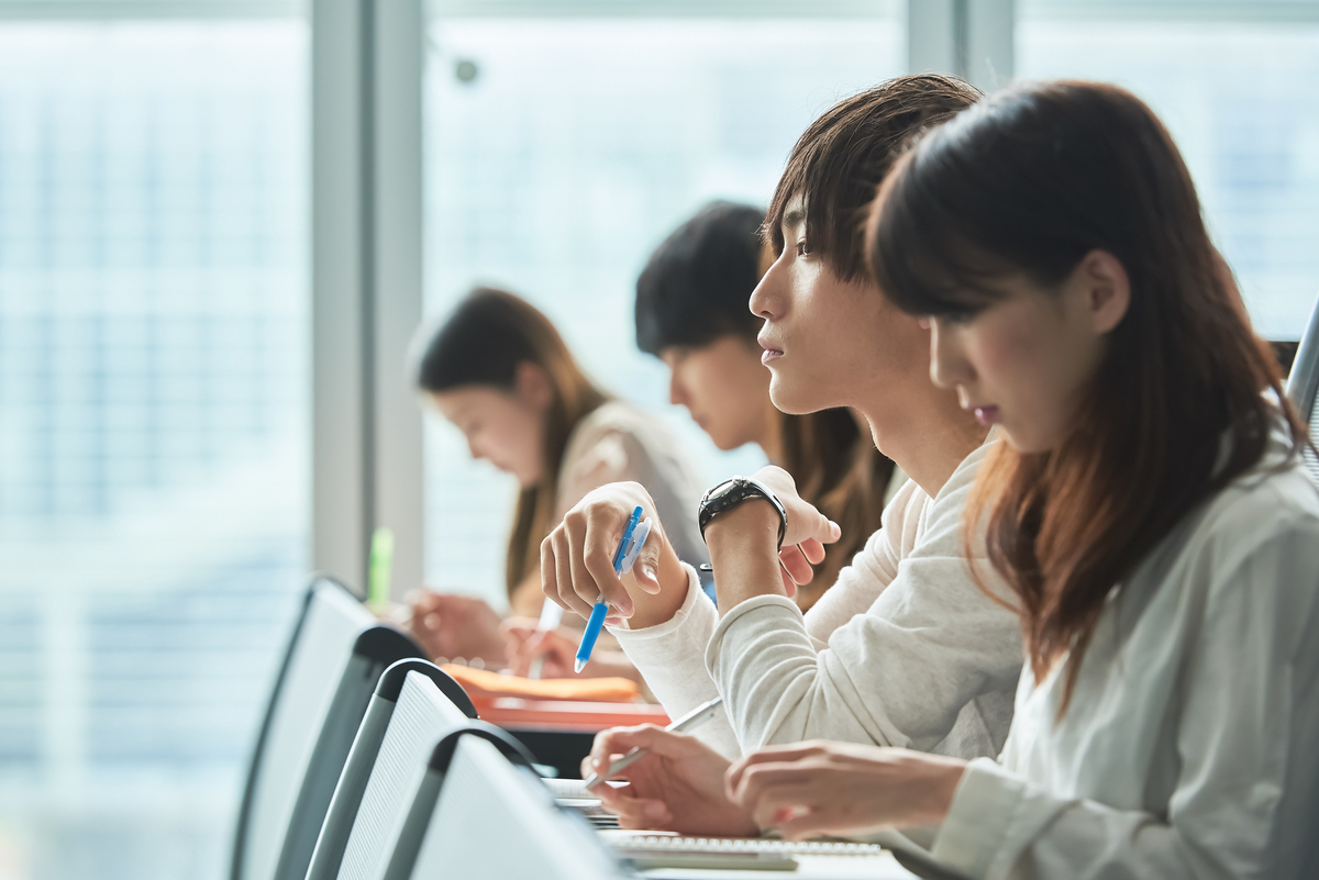 講義を受ける大学生
