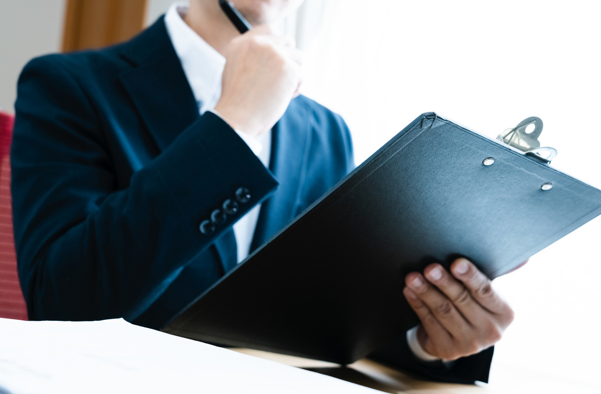 書類をチェックする男性