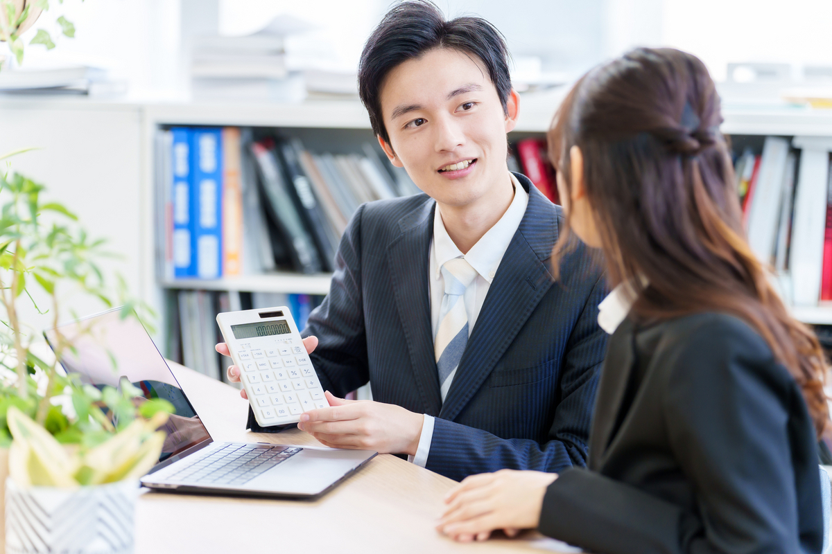 打ち合わせをする会計士