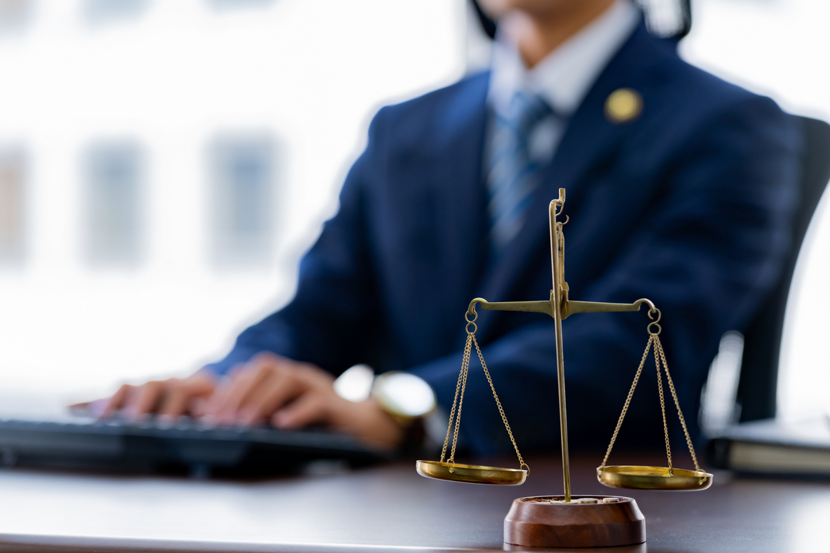 デスクワークをする弁護士