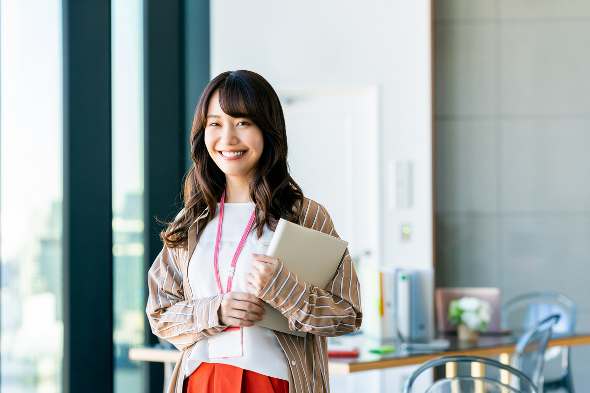 笑顔で働くビジネスウーマン
