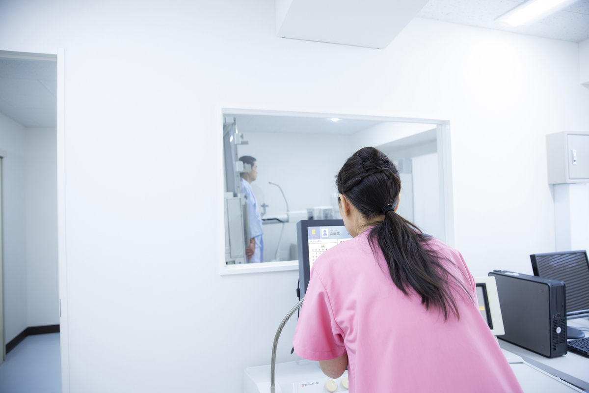 医療機器を操作する