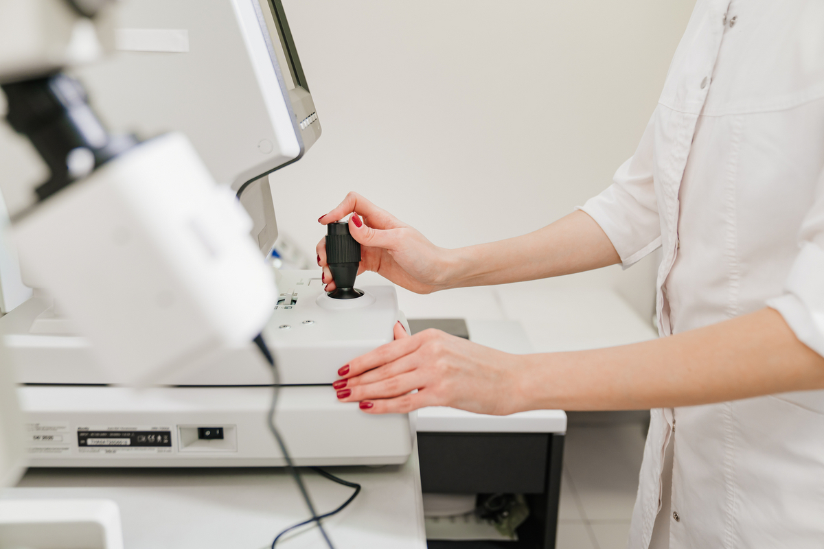 医療機器を操作する