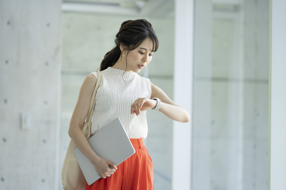 時間を気にする女性