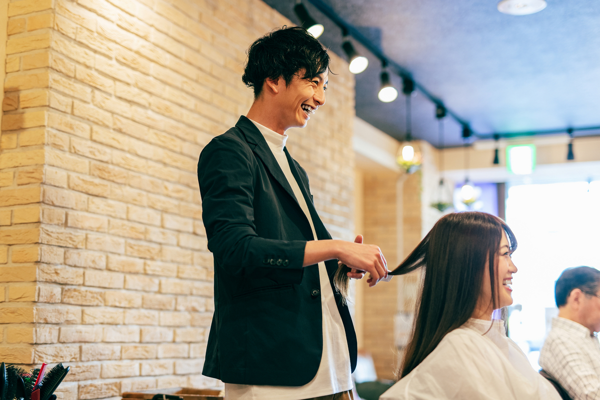 笑顔の男性美容師