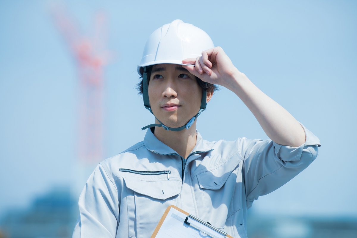 建設現場で働く男性