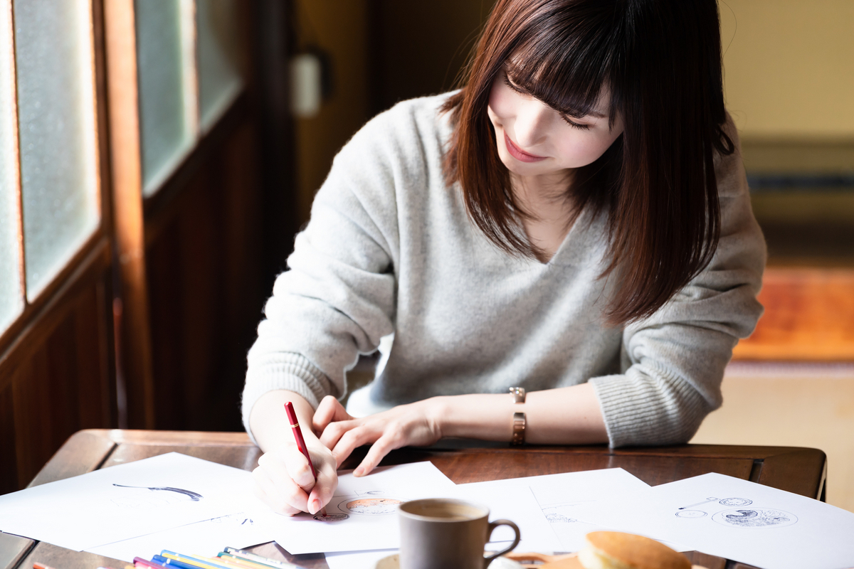 イラストを描く女性
