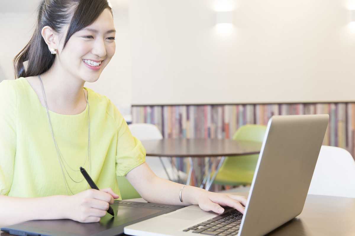 ペンタブレットで操作する女性