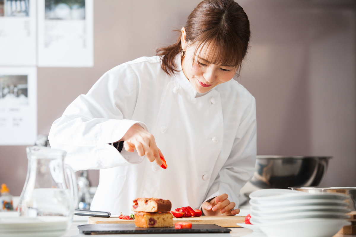 お菓子を作るパティシエの女性