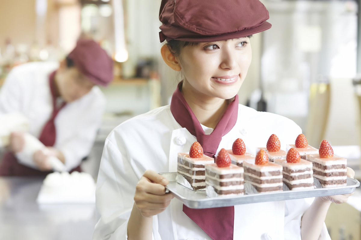 洋菓子店で働く女性