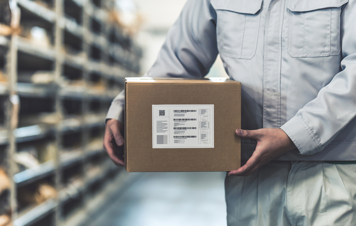 倉庫で荷物を運ぶ