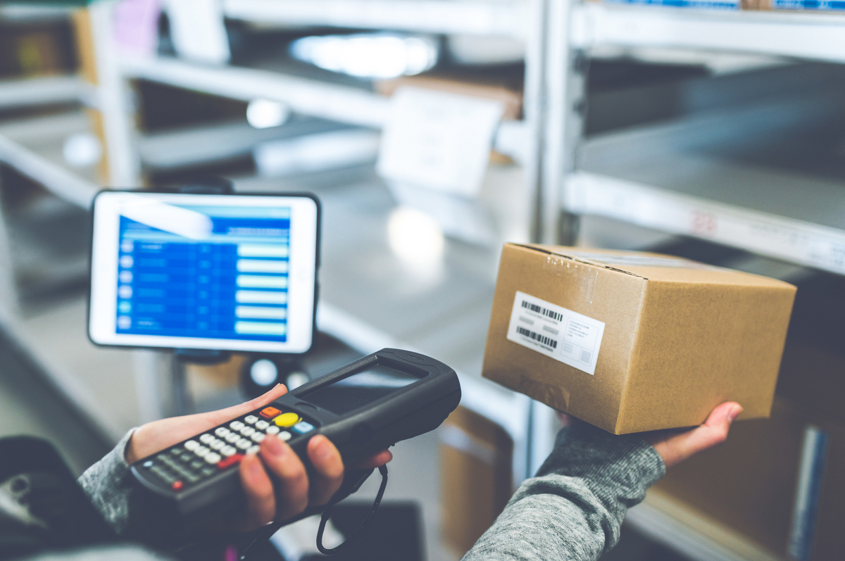 倉庫の荷物を整理する