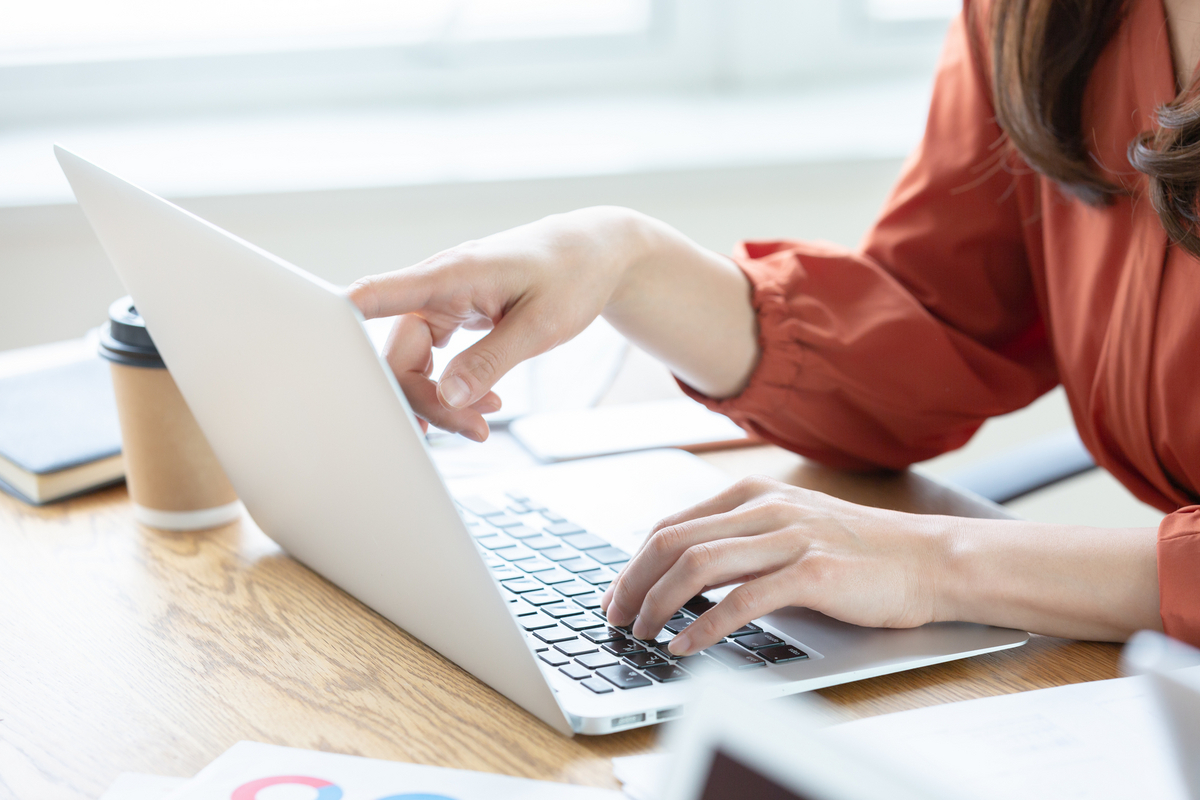 パソコンを操作する女性